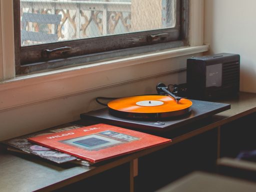 gray turntable playing