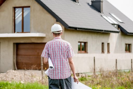 Installateur die dakisolatie aanbrengt in een Nederlandse woning