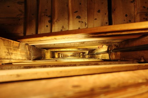 Een houten trap die gerenoveerd wordt met nieuwe trapbekleding en neusprofielen