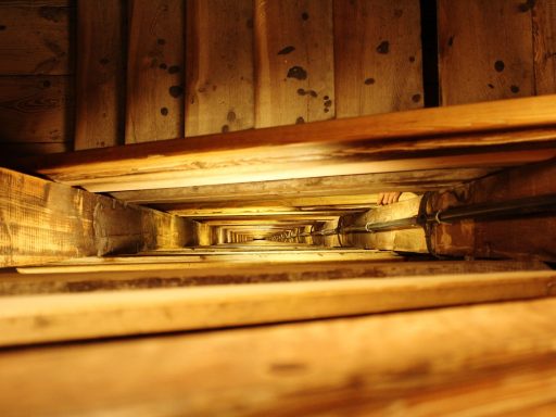 Een houten trap die gerenoveerd wordt met nieuwe trapbekleding en neusprofielen