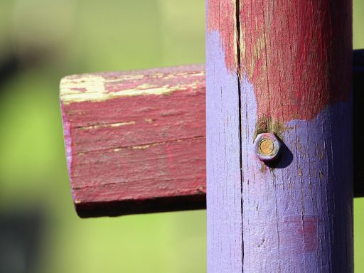 Houten tuinschutting die gerenoveerd wordt met kwast en beits