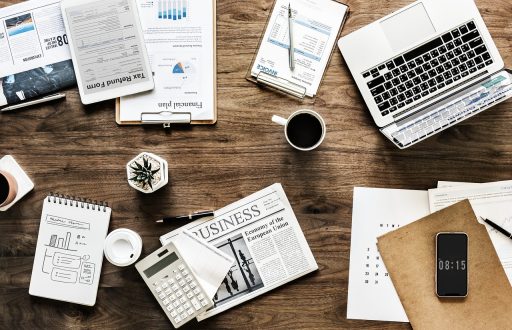Keukenplanning documenten en maatschetsen op tafel voor installatiegesprek
