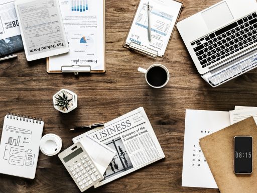 Keukenplanning documenten en maatschetsen op tafel voor installatiegesprek