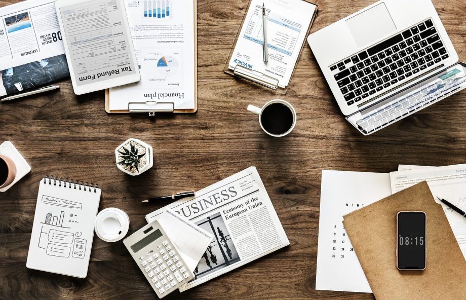 Keukenplanning documenten en maatschetsen op tafel voor installatiegesprek
