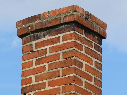 Aansluiting tussen overkapping en gevelmuur die waterdicht wordt gemaakt met afdichtingsprofiel