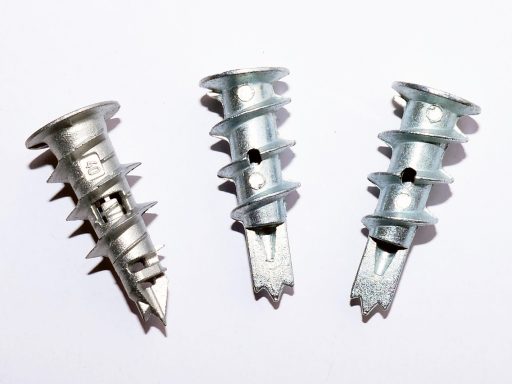 Verschillende isolatiematerialen zoals PIR, steenwol en EPS platen naast elkaar tijdens een verbouwing