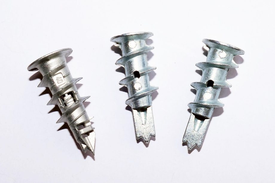 Verschillende isolatiematerialen zoals PIR, steenwol en EPS platen naast elkaar tijdens een verbouwing