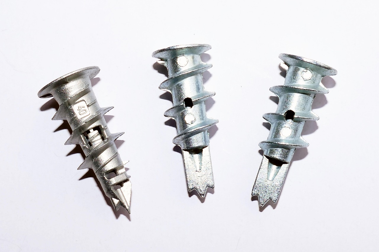 Verschillende isolatiematerialen zoals PIR, steenwol en EPS platen naast elkaar tijdens een verbouwing