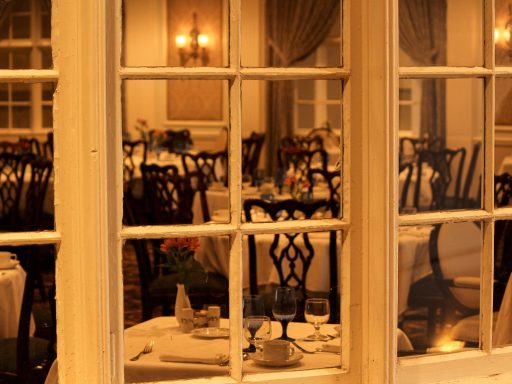 Sfeervol restaurantinterieur met warme verlichting en eiken tafels als inspiratie voor de eetkamer thuis