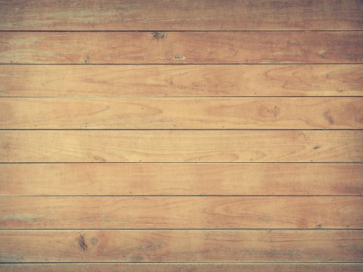 Houten vloer planken die acclimatiseren in een lichte woonkamer in de herfst