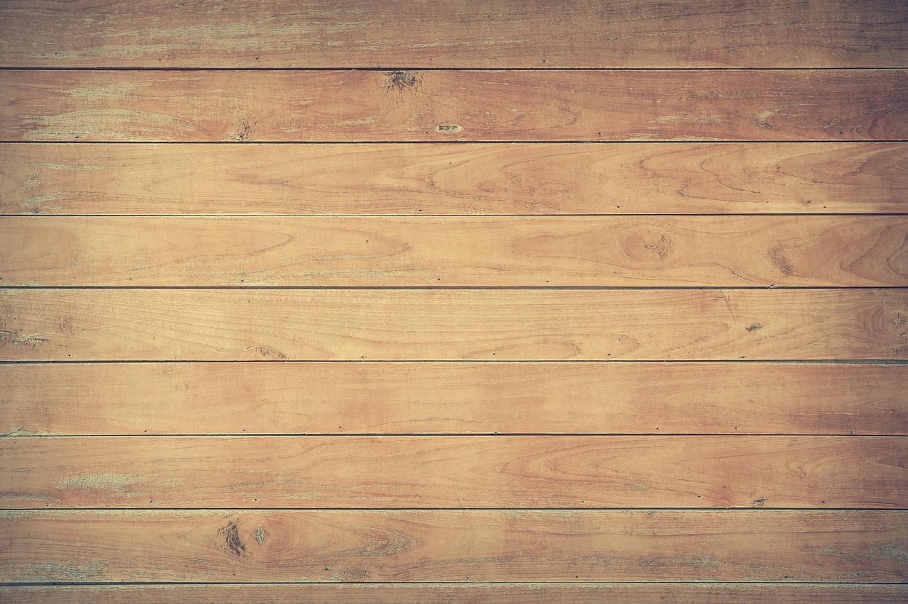 Houten vloer planken die acclimatiseren in een lichte woonkamer in de herfst