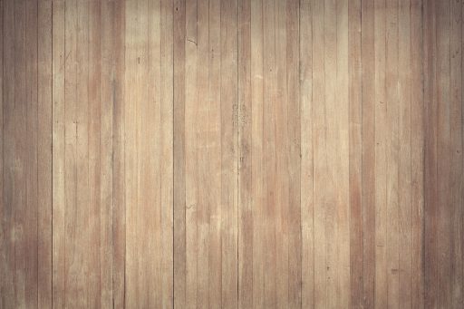 Landelijk interieur in een nieuwbouwwoning met ruwe eiken vloerplanken en warme verlichting