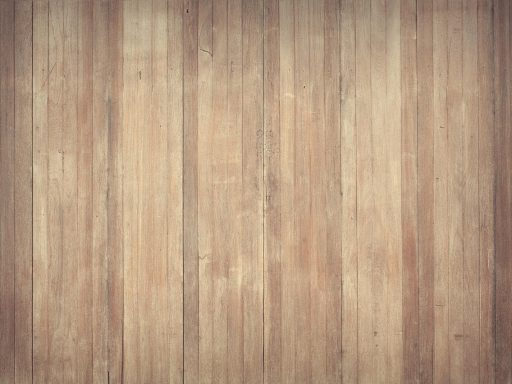 Landelijk interieur in een nieuwbouwwoning met ruwe eiken vloerplanken en warme verlichting