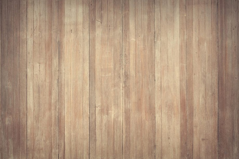 Landelijk interieur in een nieuwbouwwoning met ruwe eiken vloerplanken en warme verlichting