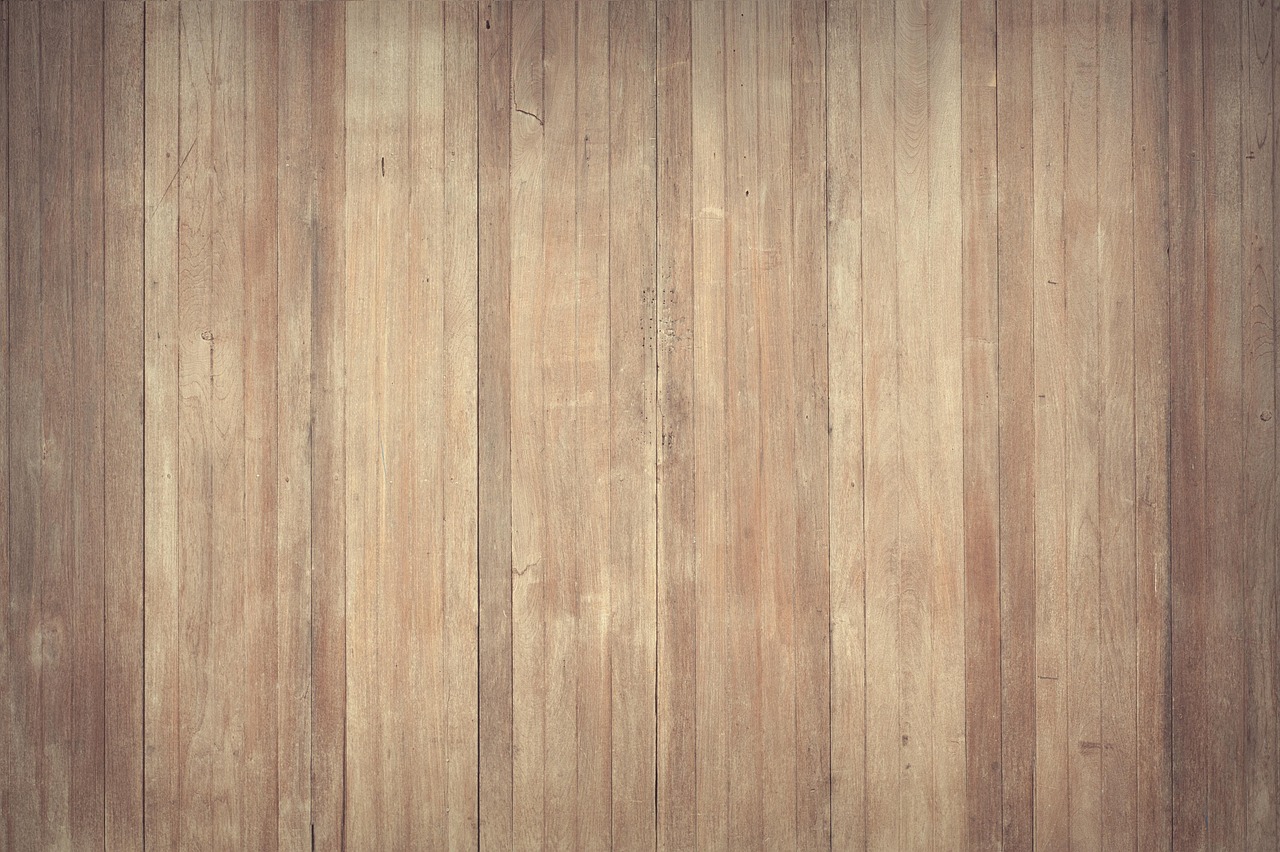 Landelijk interieur in een nieuwbouwwoning met ruwe eiken vloerplanken en warme verlichting