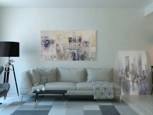 Moderne woonkamer met donkerblauwe wanden en warme houten meubels