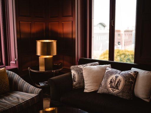 Modulaire bank in een moderne woonkamer met meerdere losse elementen