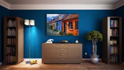 Een houten radiatorombouw als interieurstuk in een lichte woonkamer