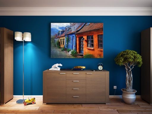 Een houten radiatorombouw als interieurstuk in een lichte woonkamer