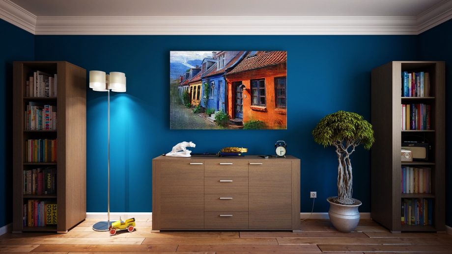 Een houten radiatorombouw als interieurstuk in een lichte woonkamer