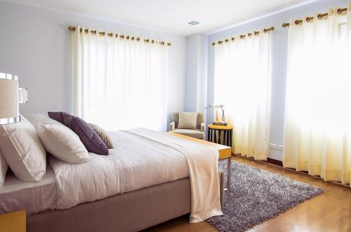 Donkere slaapkamer met verduisteringsgordijnen die het raam volledig afdekken