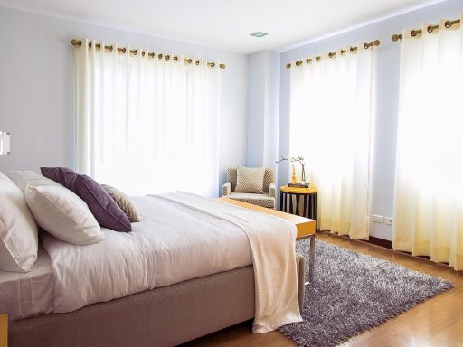 Donkere slaapkamer met verduisteringsgordijnen die het raam volledig afdekken