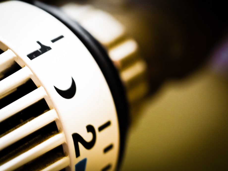 Slimme thermostaat aan de muur voor het instellen van vloerverwarming in een moderne woning