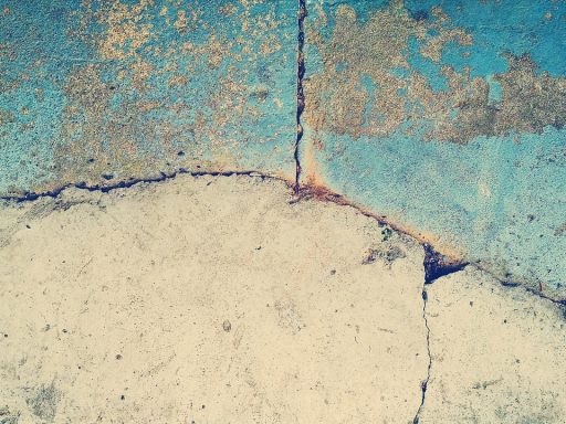 XPS isolatieplaten worden gelegd op een betonvloer tijdens een verbouwing