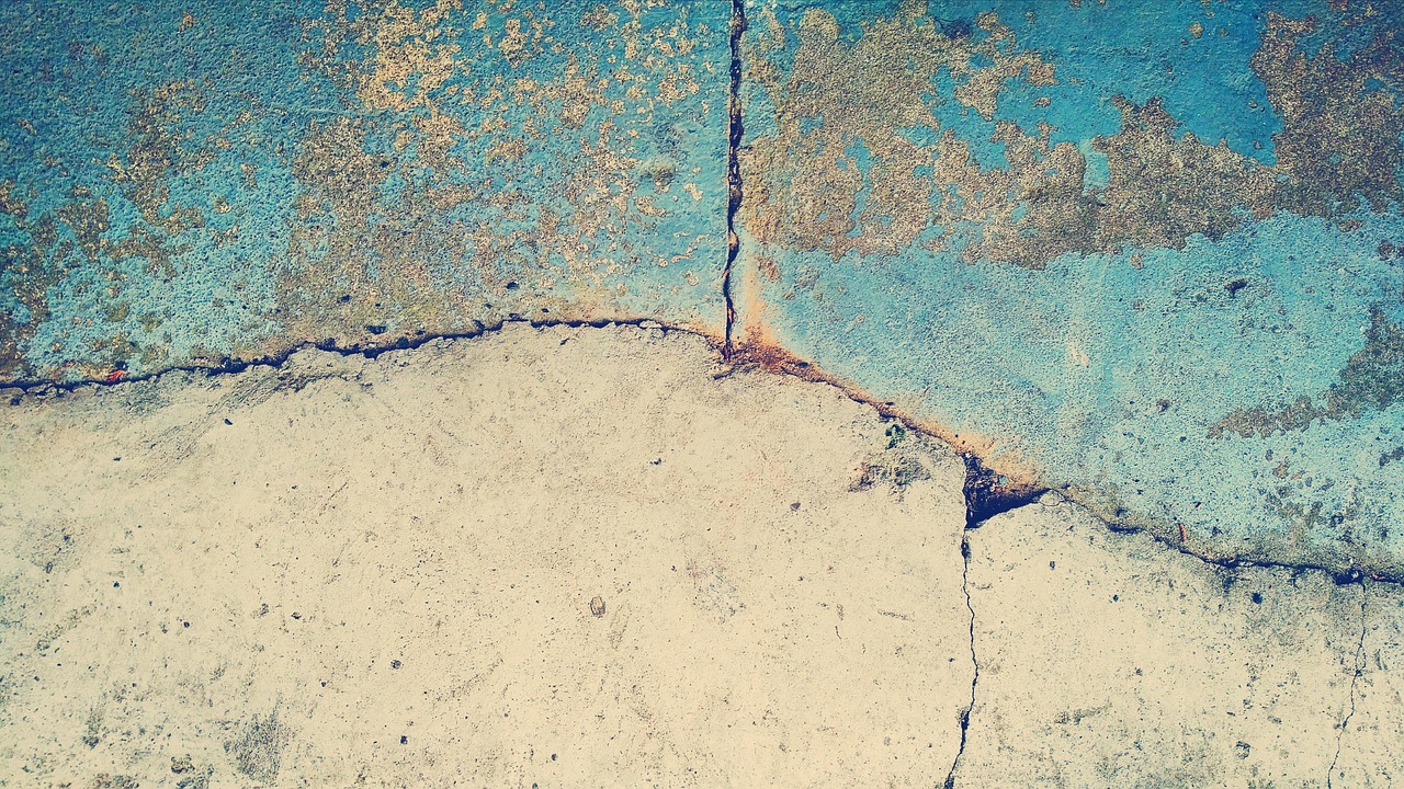 XPS isolatieplaten worden gelegd op een betonvloer tijdens een verbouwing